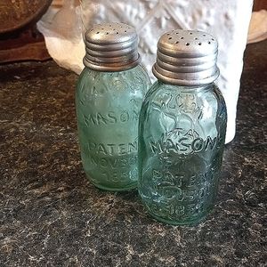 Mason Jar Salt and Pepper Shakers Set (Glass w/metal tops)